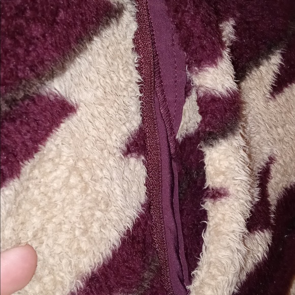 Sherpa hooded Women’s North Face “Campshire Sherpa Fleece Aztec” pullover. - Picture 8 of 8